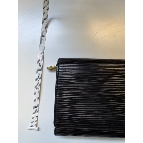 Vintage Louis Vuitton Black Epi Sarah Compact Wallet - Picture 7 of 7